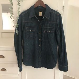 Classic fitted Levi’s jean shirt
